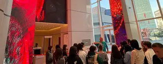 Akbank Refik Anadol'un yapay zeka eserini öğrencilerle buluşturmaya devam ediyor