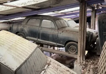 Çökmek Üzere Olan Binalarda Onlarca Klasik Otomobil Bulundu