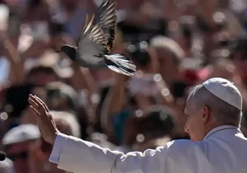 En Direct : Le Pape Léon XIV S'Envole pour une Première Visite en France Très Attendue