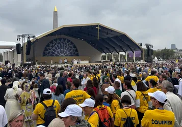 Más de 600.000 Fieles Asisten A la Misa del Papa en los Campos Elíseos