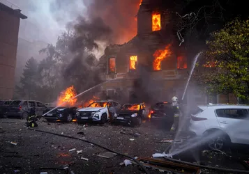 Rusia Bombardea la Academia Nacional de Ciencias y UN Gran Hospital en Kiev