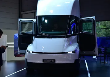 Tesla’nın 2017’de Gösterdiği Dev Araç Semi, Sonunda Seri Üretime Giriyor