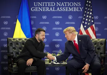 Trump Moldea Su Política Exterior en los Márgenes de la ONU: Diplomacia Personal y Amenazas Bélicas