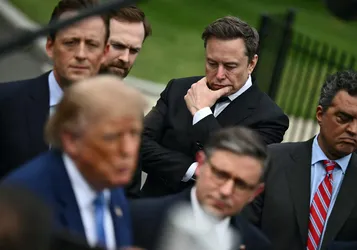 Trump Ordena Que Su Gobierno Use el Término "Superinteligencia" para Referirse A la IA