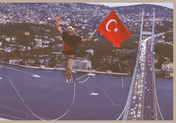 İstanbul Boğazı’nda İnanılmaz Anlar: Red Bull Sporcusu Asya’dan Avrupa’ya Halat Üzerinde Yürüdü