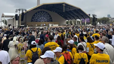 Más de 600.000 Fieles Asisten A la Misa del Papa en los Campos Elíseos