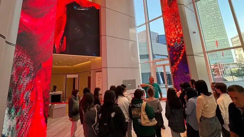 Akbank Refik Anadol'un yapay zeka eserini öğrencilerle buluşturmaya devam ediyor