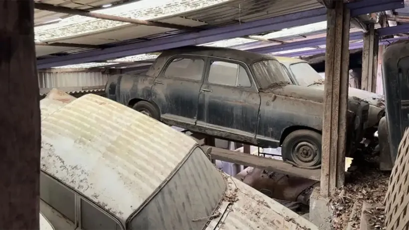 Çökmek Üzere Olan Binalarda Onlarca Klasik Otomobil Bulundu