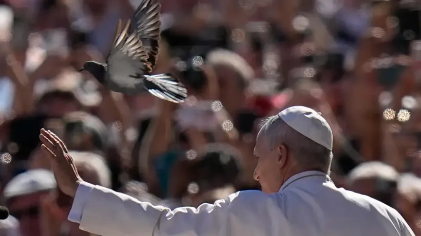 En Direct : Le Pape Léon XIV S'Envole pour une Première Visite en France Très Attendue