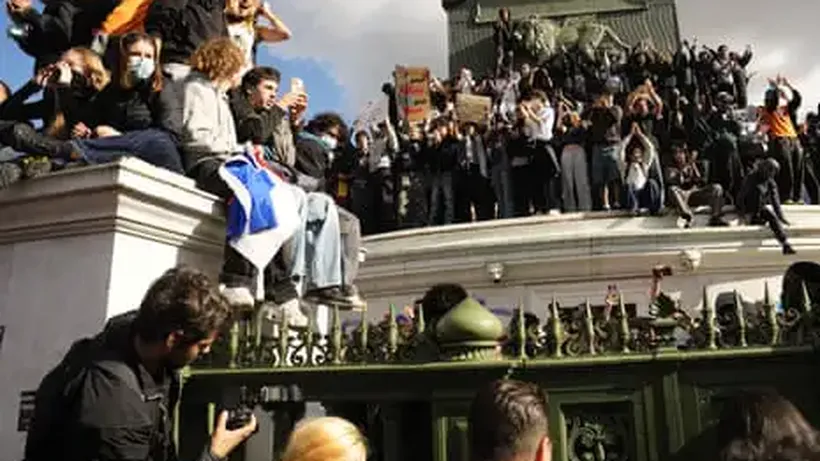 French Ministers Scramble to Appease Students After 10 Days of Protests