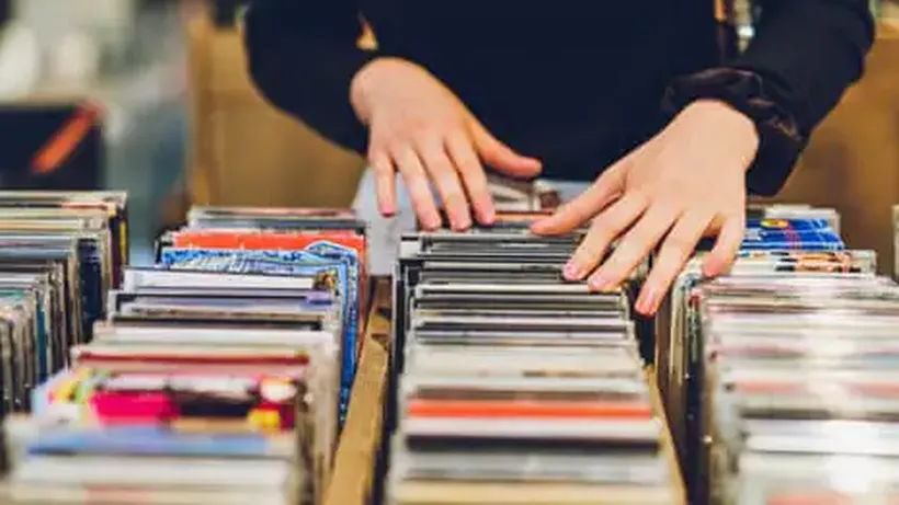 ‘if You Can’t Hold It, You Don’t Own It’: Why Media Fans Want to Escape Algorithms with Cds, Dvds and Vinyl