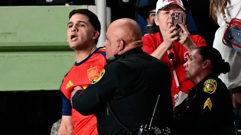 Manifestantes Intentan Reventar UN Mitin de Trump en Texas, Uno con una Camiseta de la Selección Española