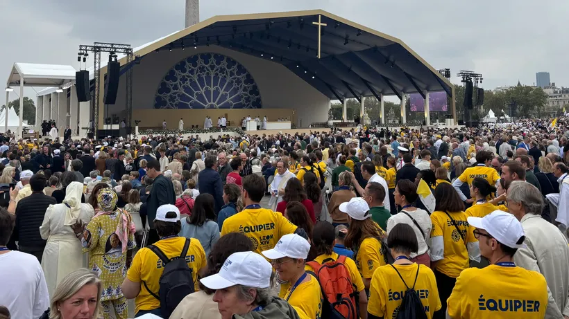 Más de 600.000 Fieles Asisten A la Misa del Papa en los Campos Elíseos