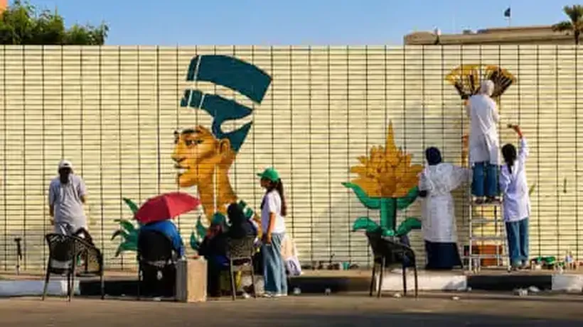 Row Erupts over Cairo Mural Depicting Tutankhamun and Nefertiti with Dark Skin