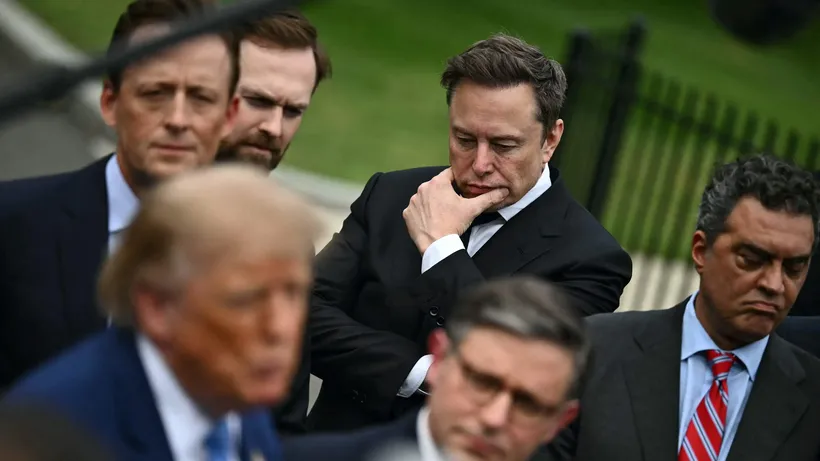 Trump Ordena Que Su Gobierno Use el Término "Superinteligencia" para Referirse A la IA