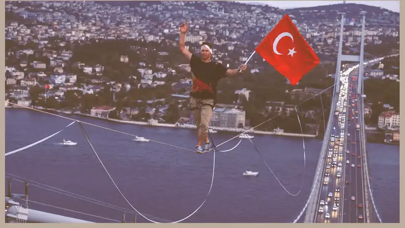 İstanbul Boğazı’nda İnanılmaz Anlar: Red Bull Sporcusu Asya’dan Avrupa’ya Halat Üzerinde Yürüdü