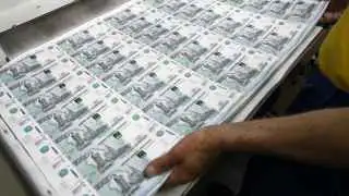 «Отток наличных вновь ускорился». Дефицит ликвидности у российских банков достиг рекорда с марта 2022 года